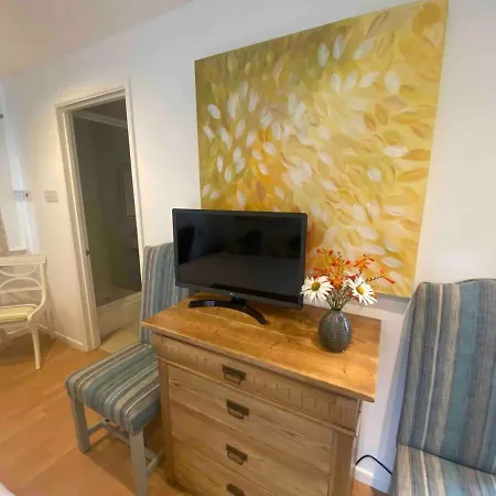 Private Entry Guesthouse Hideaway Hordle Экстерьер фото