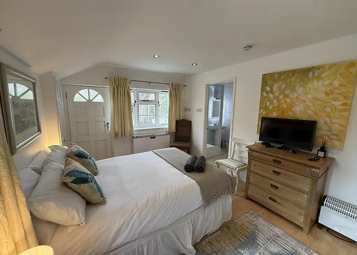 Private Entry Guesthouse Hideaway